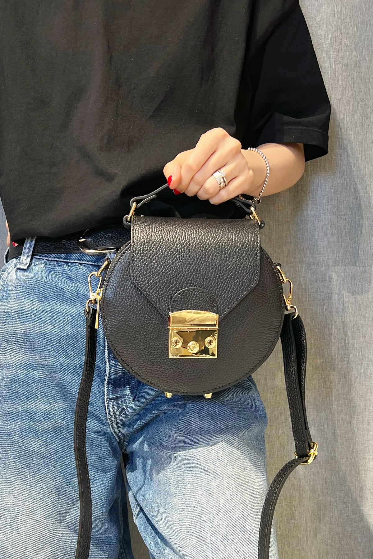 ZZ101 Black Round Leather Crossbody Bag