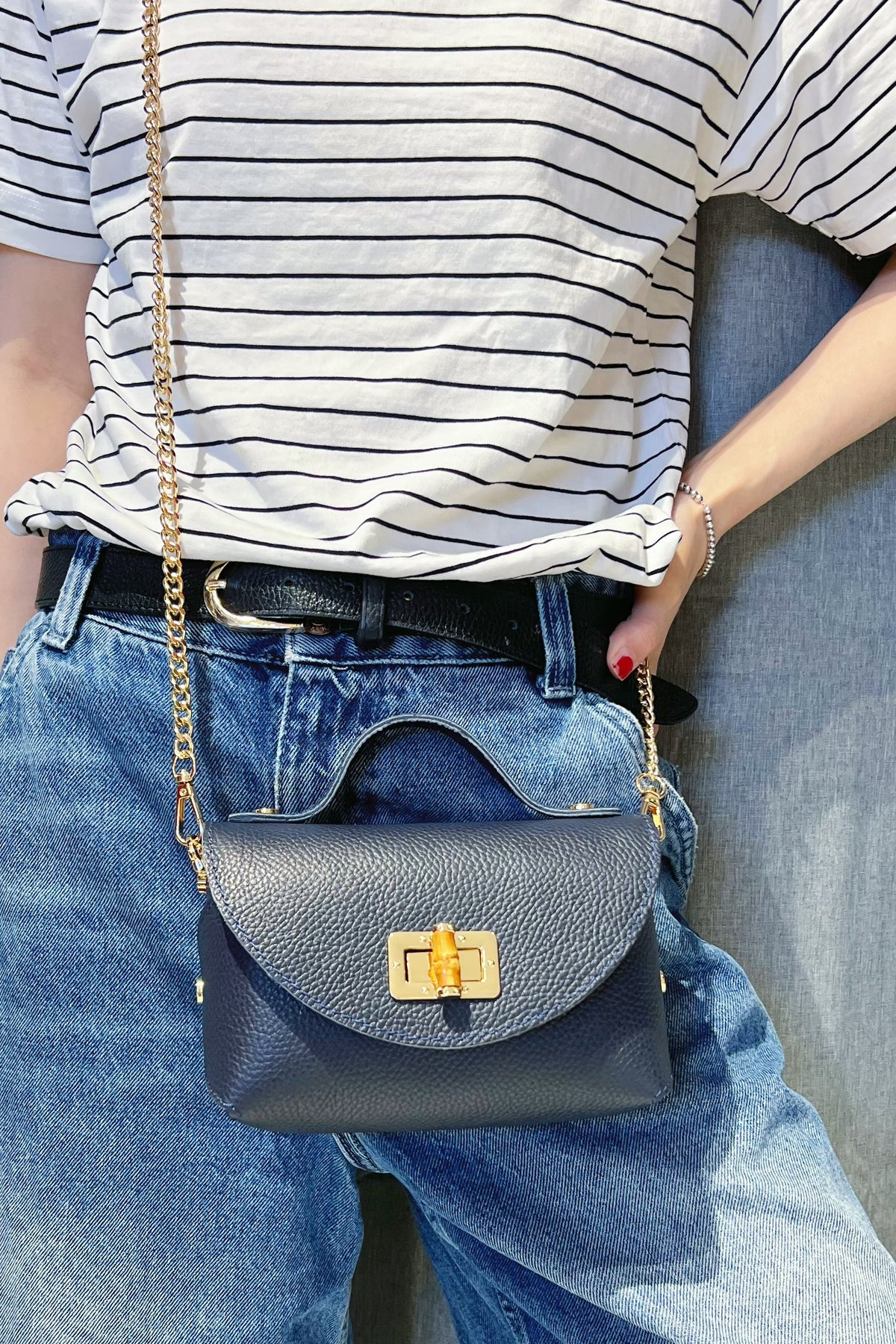 ZZ118 Navy Grained Leather Chain Crossbody Bag