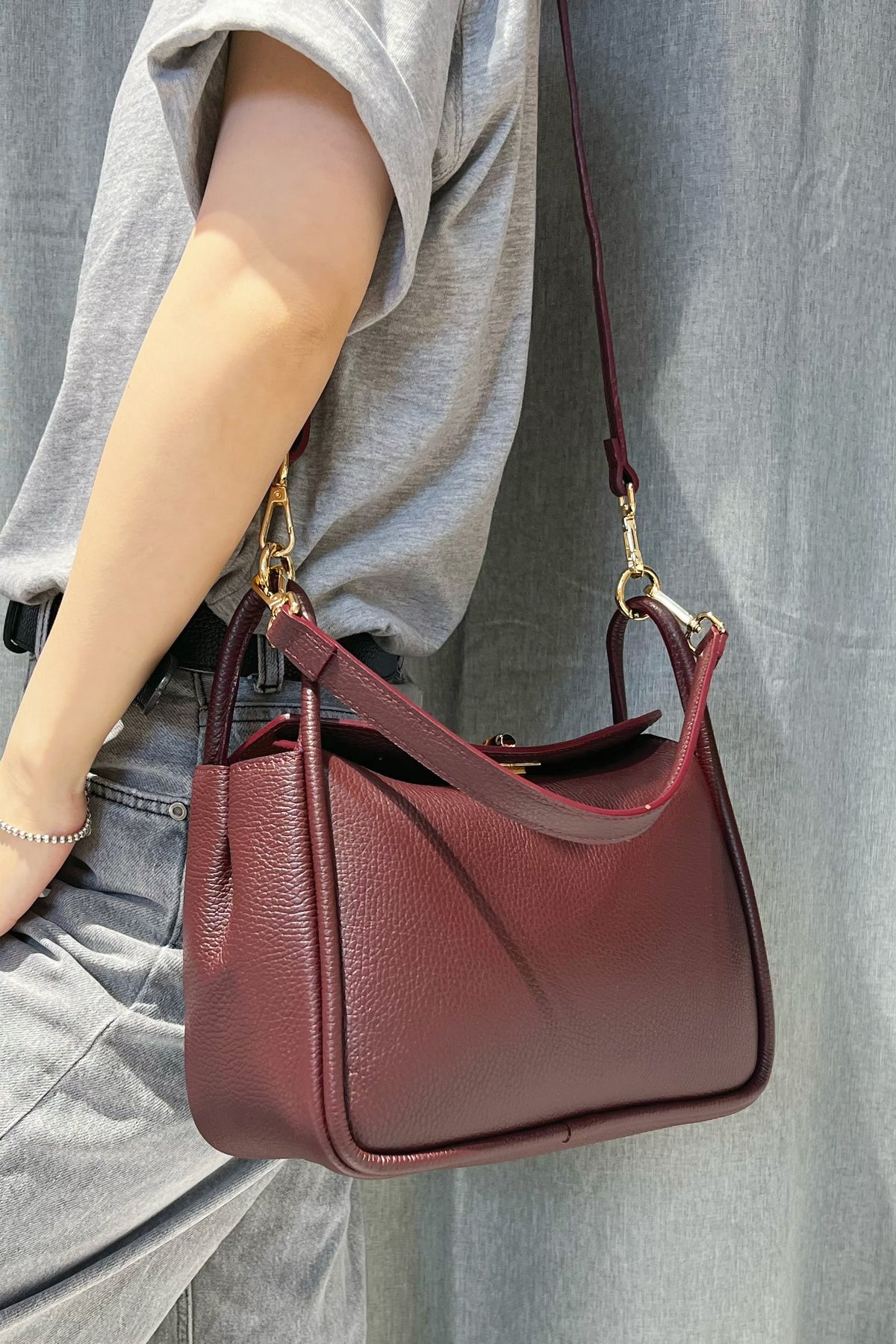 ZZ149 Burgundy Leather Top Handle Bag