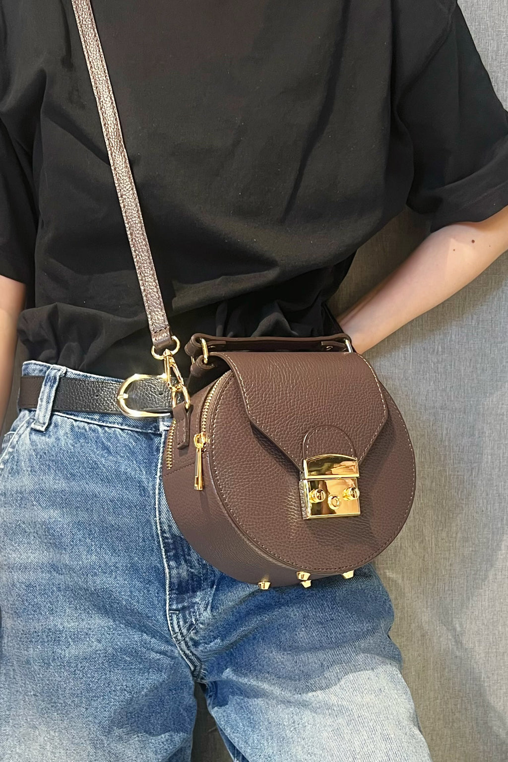 ZZ100 Brown Round Leather Crossbody Bag