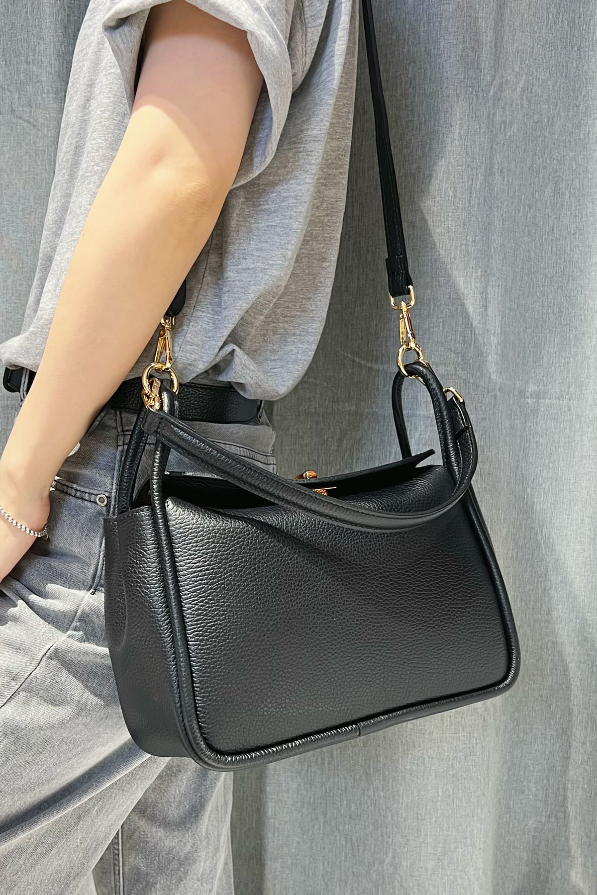 ZZ155 Black Leather Top Handle Bag
