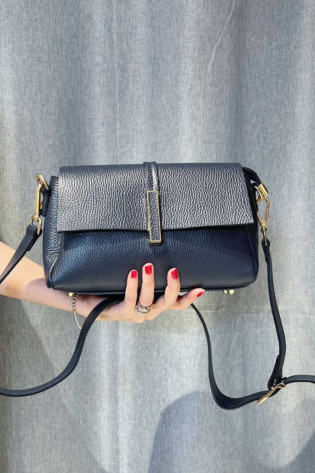 ZZ143 Navy Leather 3-Compartment Crossbody Bag