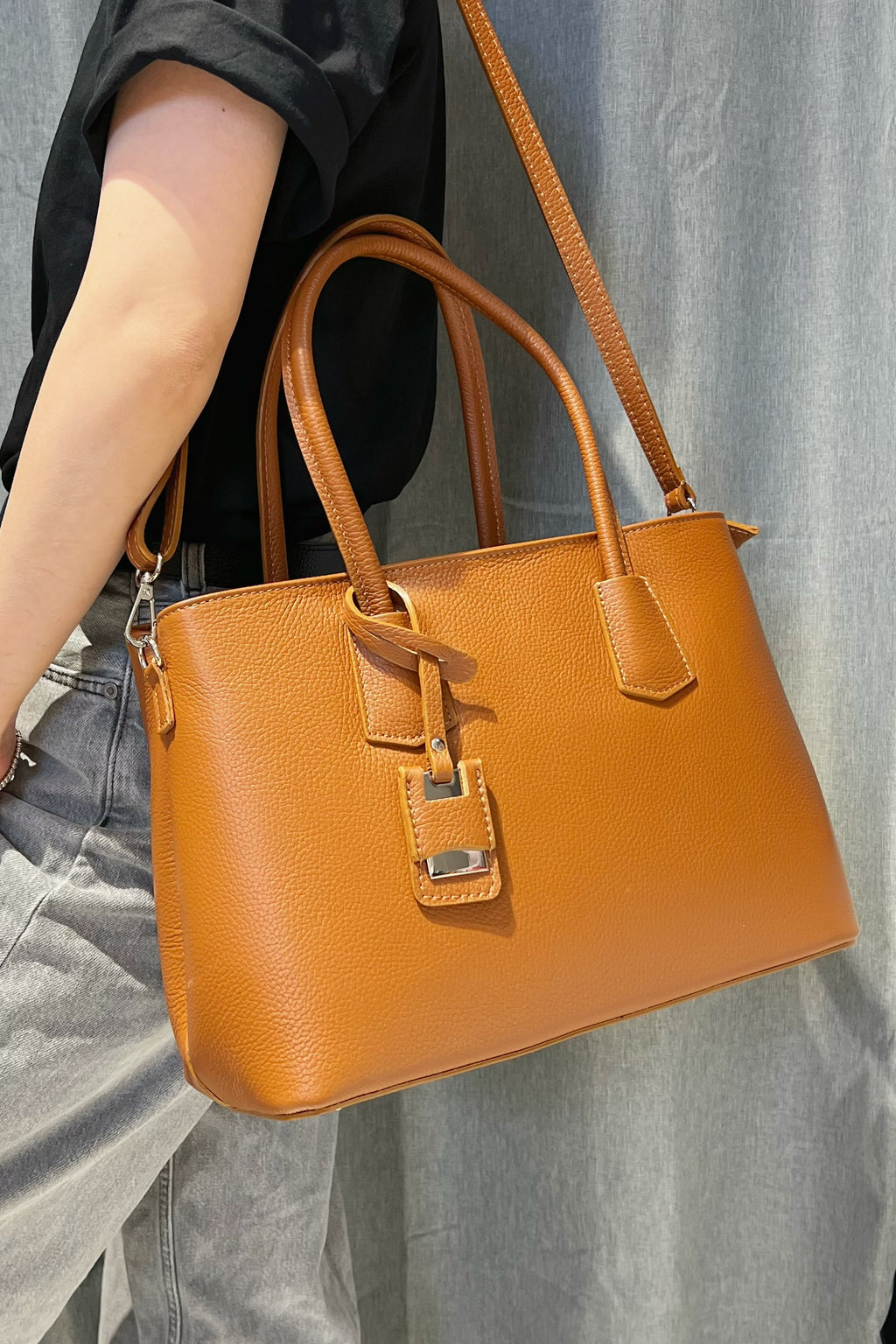 ZZ042 Camel Grained Leather Work Bag