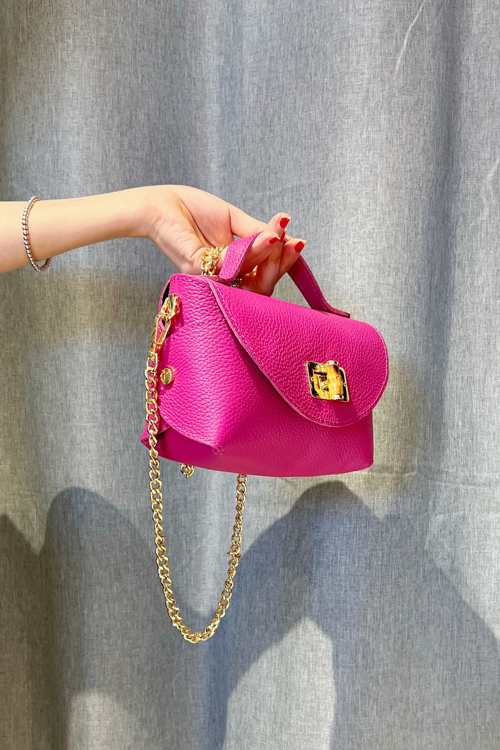 ZZ123 Fuchsia Grained Leather Chain Crossbody Bag