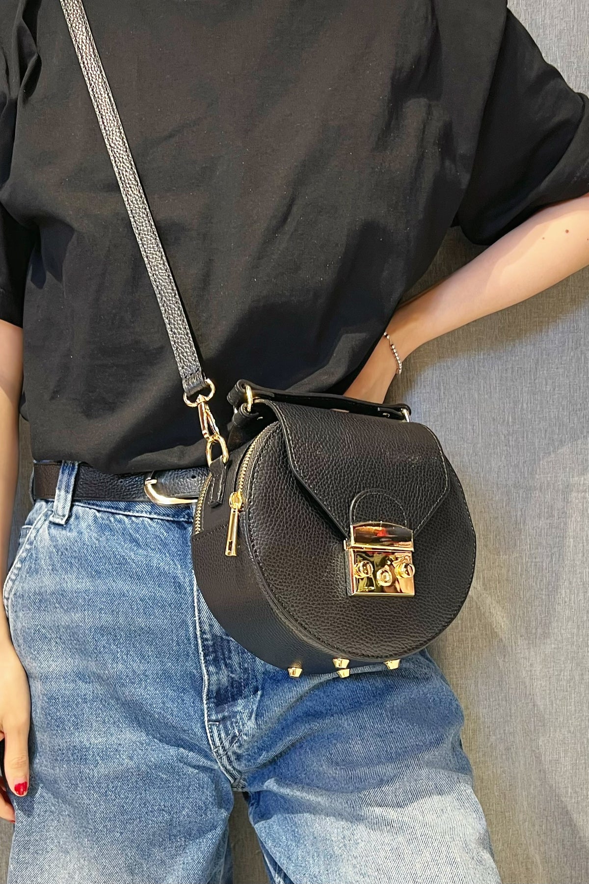 ZZ101 Black Round Leather Crossbody Bag