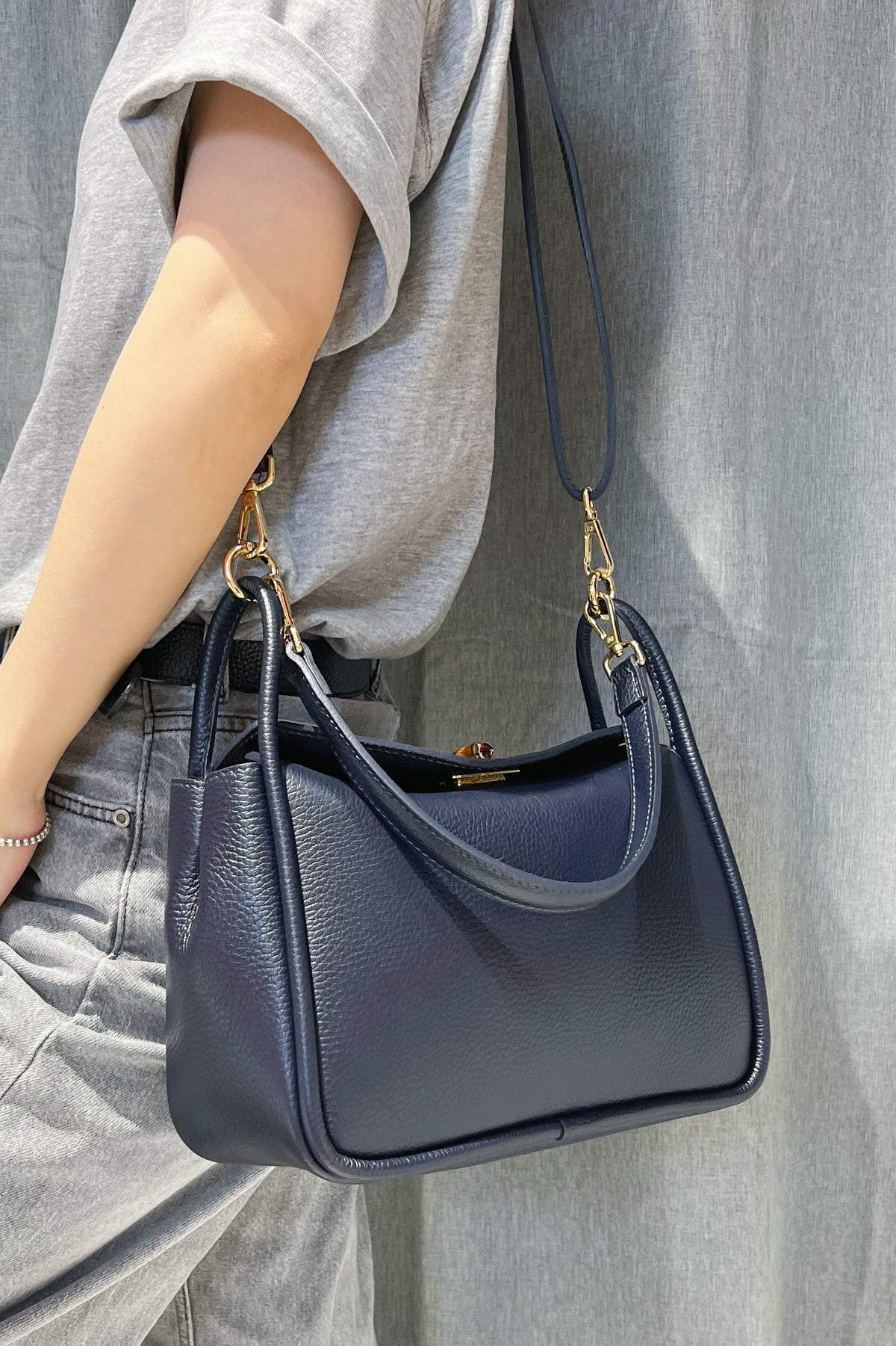 ZZ152 Navy Leather Top Handle Bag