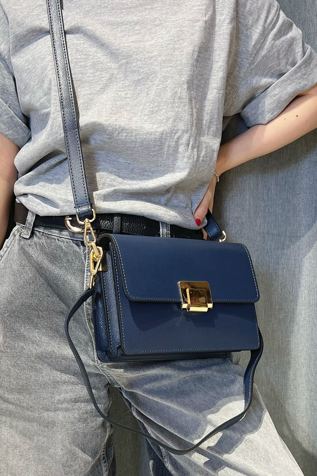 ZZ003 Navy Leather Handbag