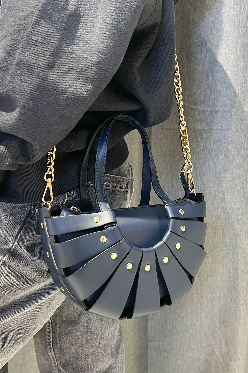 ZZ196 Navy Leather Basket Bag