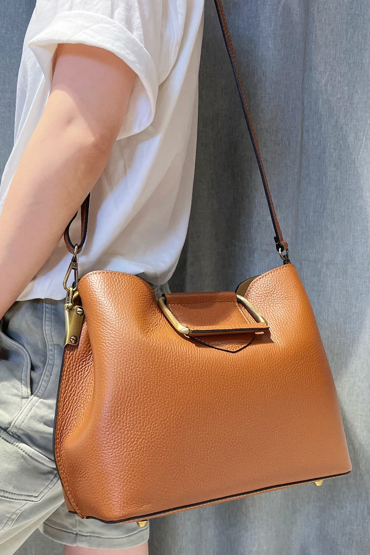 ZZ015 Camel Grained Leather Handbag