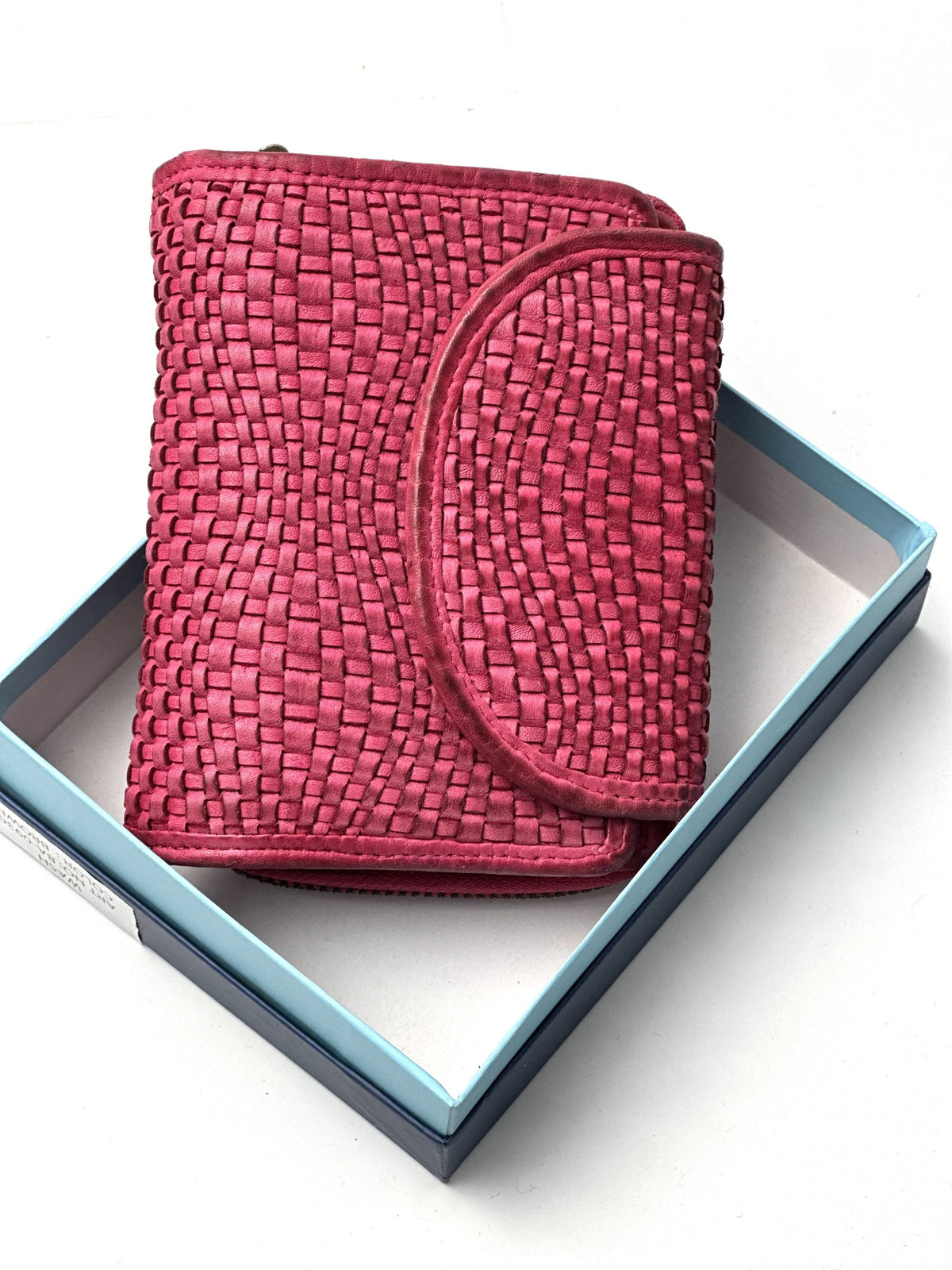 HE080 Raspberry Pink Woven Round Flap Wallet